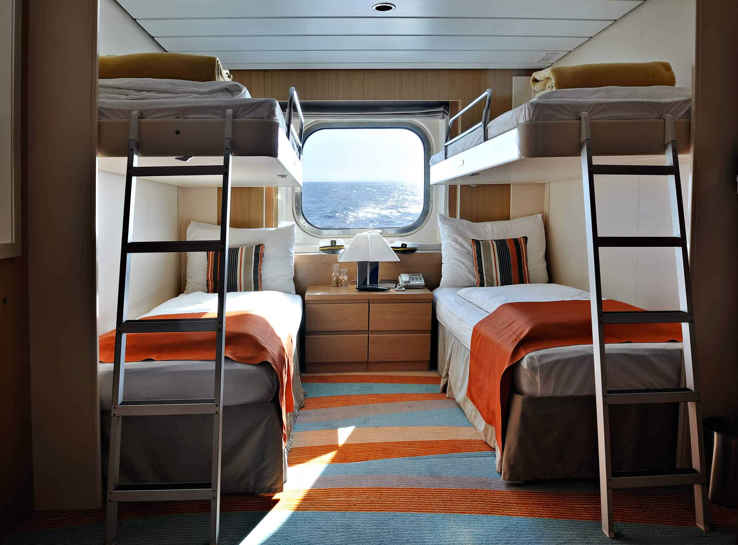 Ship bed. Каюта корабля. Кровать в каюте. Cabin каюта. Каюта на корабле двухъярусная кровать.